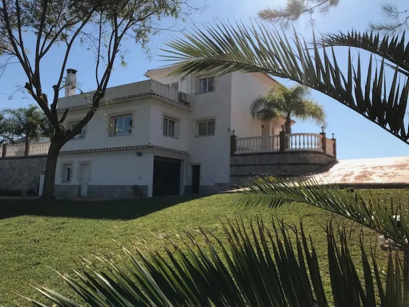 House - Detached Villa в продаже в Mijas, Málaga. В доме 4 спален и 3 ванных комнат. Площадь дома 378 м². Площадь участка 2559 м²