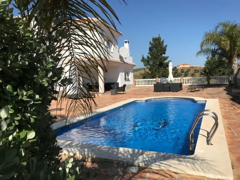 House - Detached Villa в продаже в Mijas, Málaga. В доме 4 спален и 3 ванных комнат. Площадь дома 378 м². Площадь участка 2559 м²