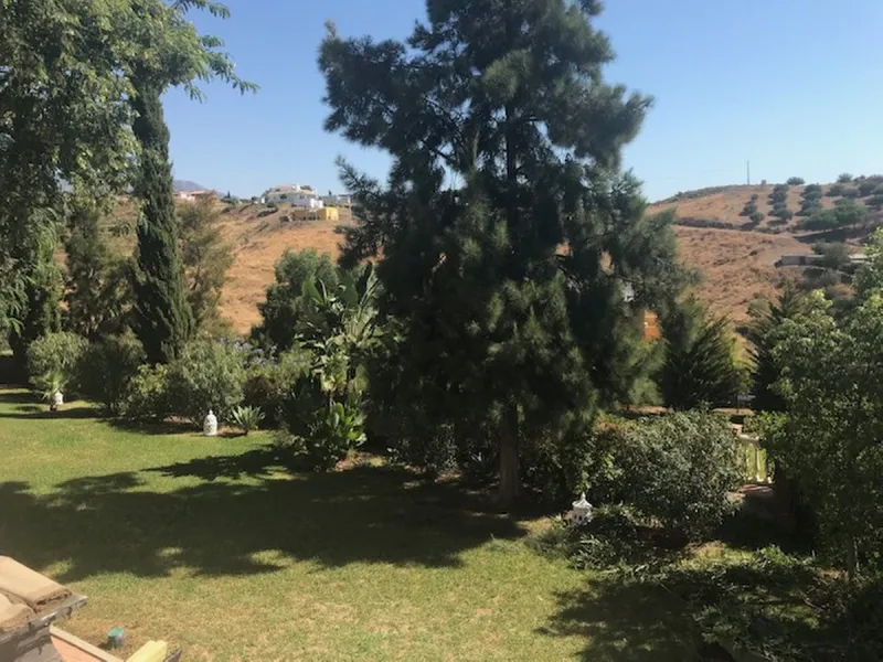 House - Detached Villa в продаже в Mijas, Málaga. В доме 4 спален и 3 ванных комнат. Площадь дома 378 м². Площадь участка 2559 м²