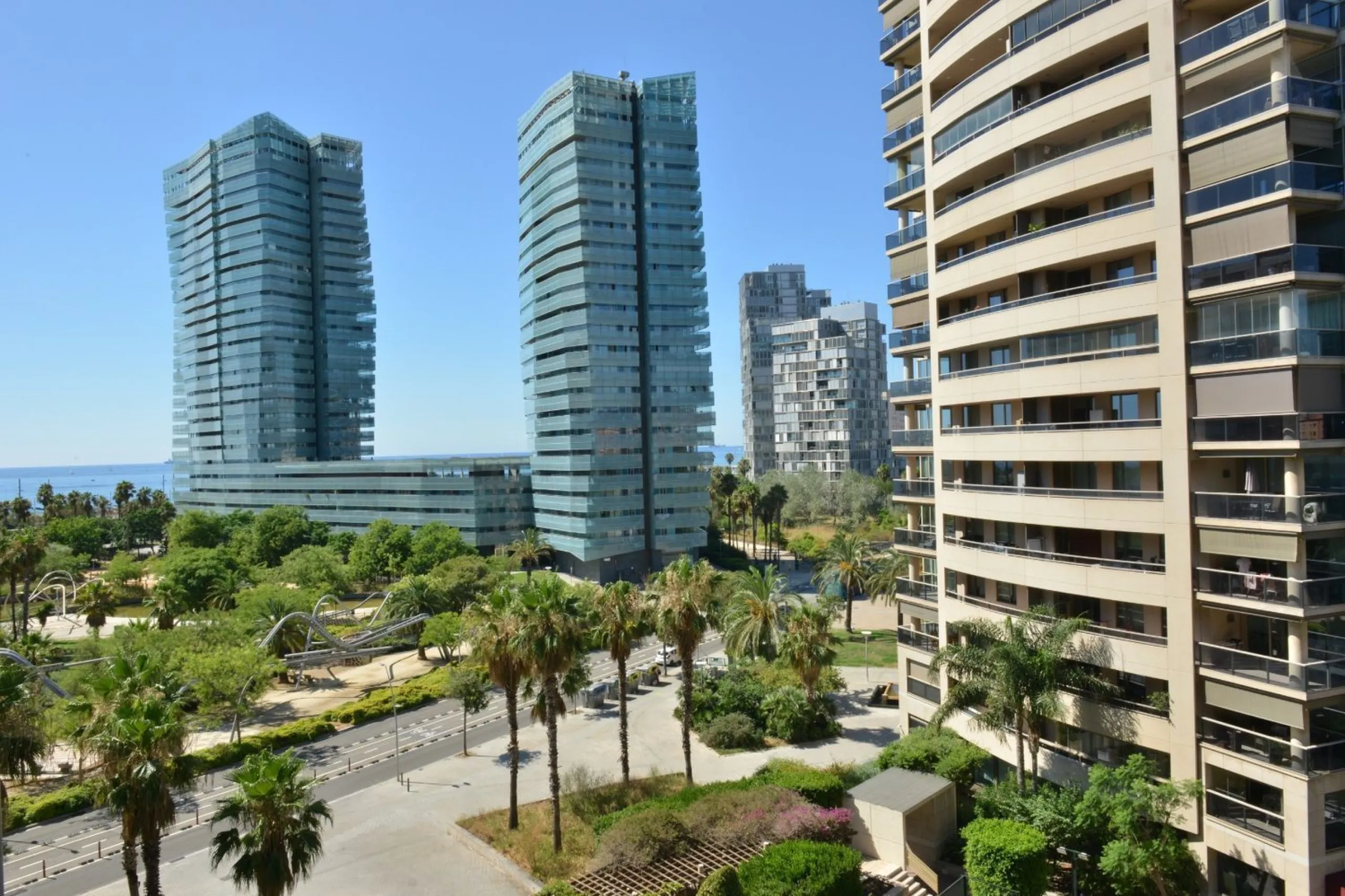 Spacious Apartment with Pool, Padel Courts and Garage in Diagonal Mar, Barcelona
