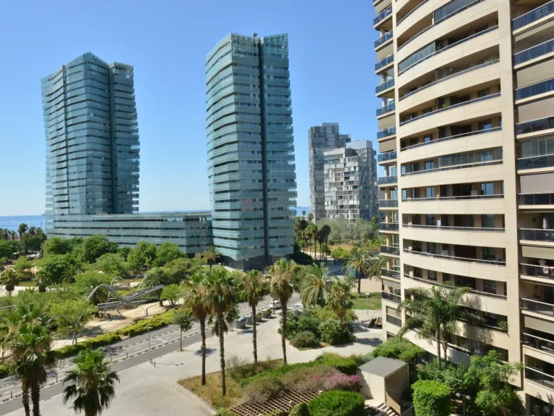 Spacious Apartment with Pool, Padel Courts and Garage in Diagonal Mar, Barcelona