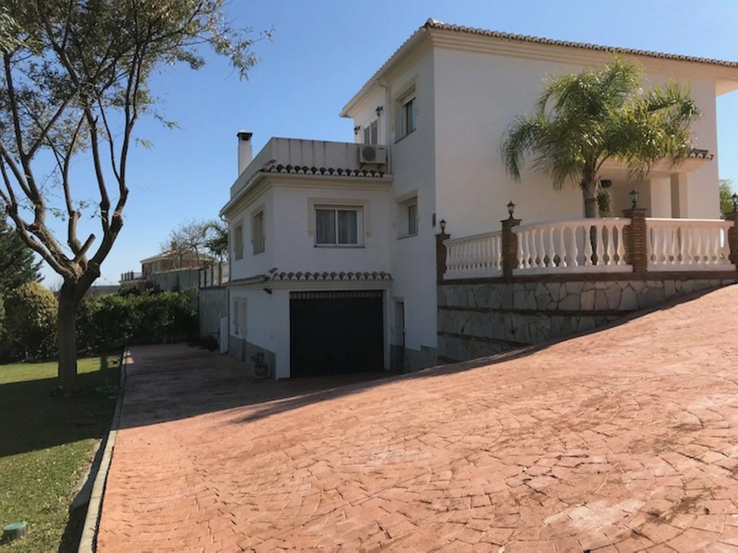 House - Detached Villa в продаже в Mijas, Málaga. В доме 4 спален и 3 ванных комнат. Площадь дома 378 м². Площадь участка 2559 м²
