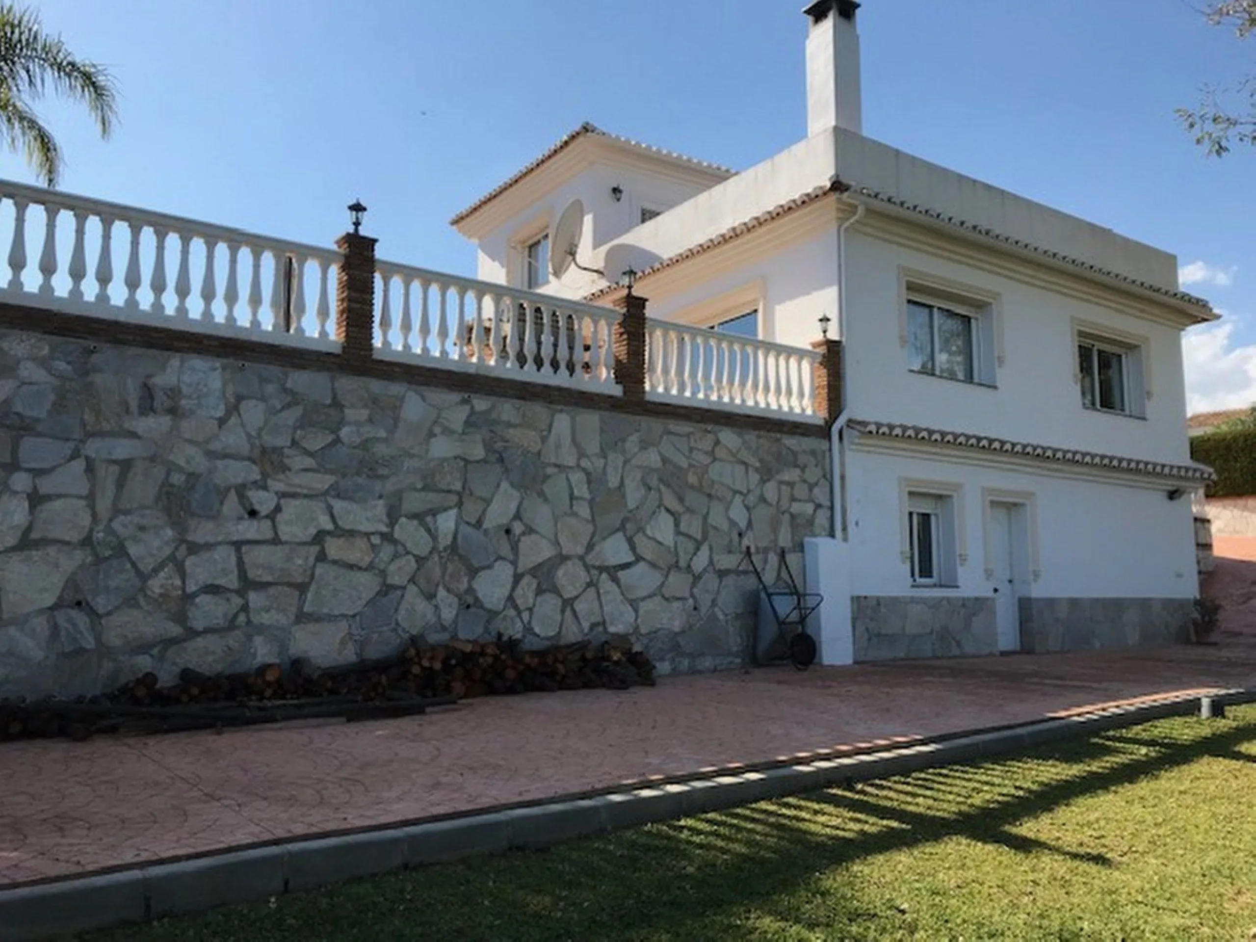 House - Detached Villa в продаже в Mijas, Málaga. В доме 4 спален и 3 ванных комнат. Площадь дома 378 м². Площадь участка 2559 м²
