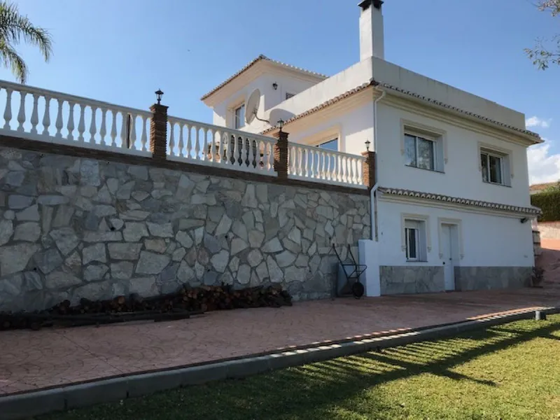 House - Detached Villa в продаже в Mijas, Málaga. В доме 4 спален и 3 ванных комнат. Площадь дома 378 м². Площадь участка 2559 м²
