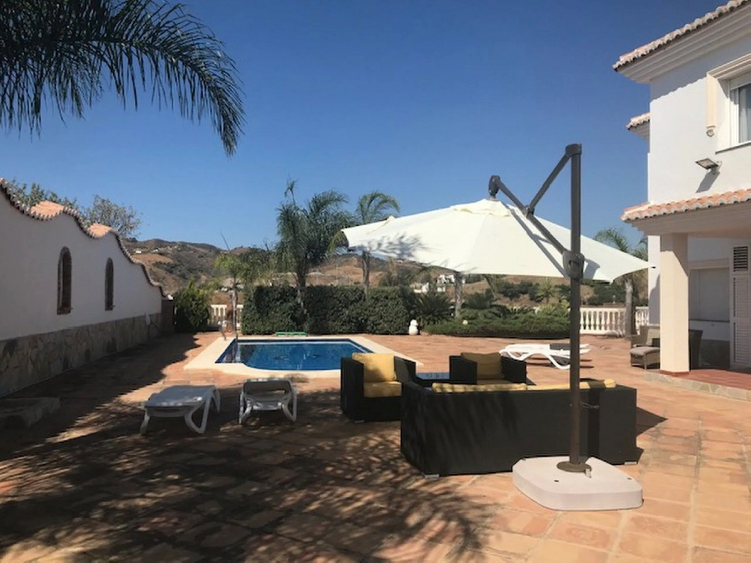 House - Detached Villa в продаже в Mijas, Málaga. В доме 4 спален и 3 ванных комнат. Площадь дома 378 м². Площадь участка 2559 м²