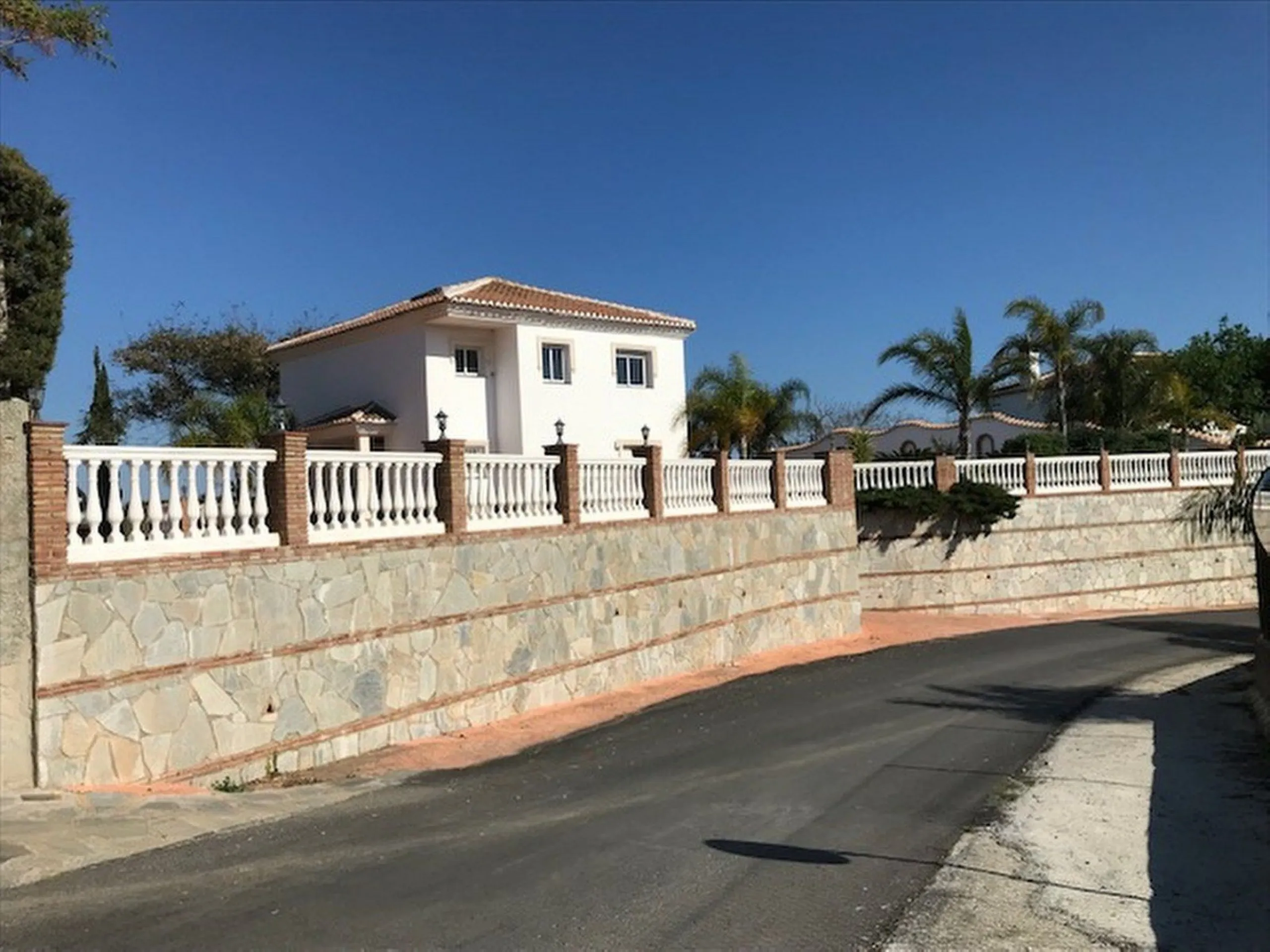 House - Detached Villa в продаже в Mijas, Málaga. В доме 4 спален и 3 ванных комнат. Площадь дома 378 м². Площадь участка 2559 м²