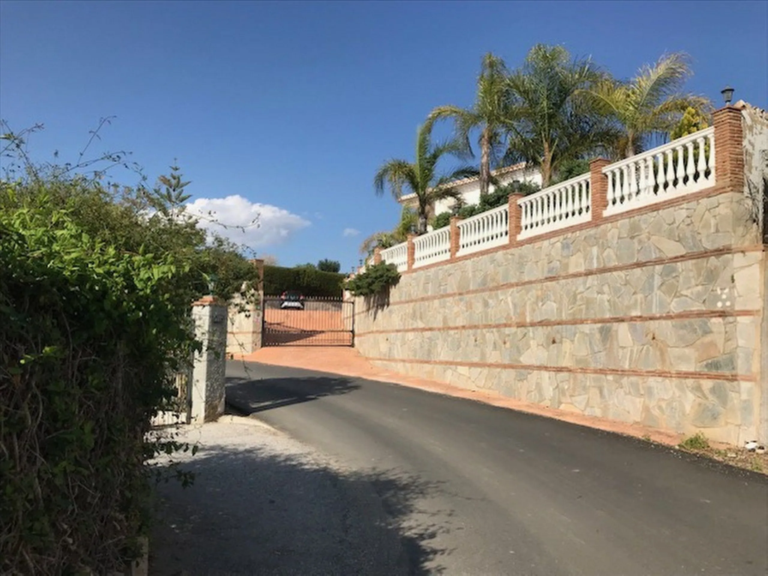 House - Detached Villa в продаже в Mijas, Málaga. В доме 4 спален и 3 ванных комнат. Площадь дома 378 м². Площадь участка 2559 м²