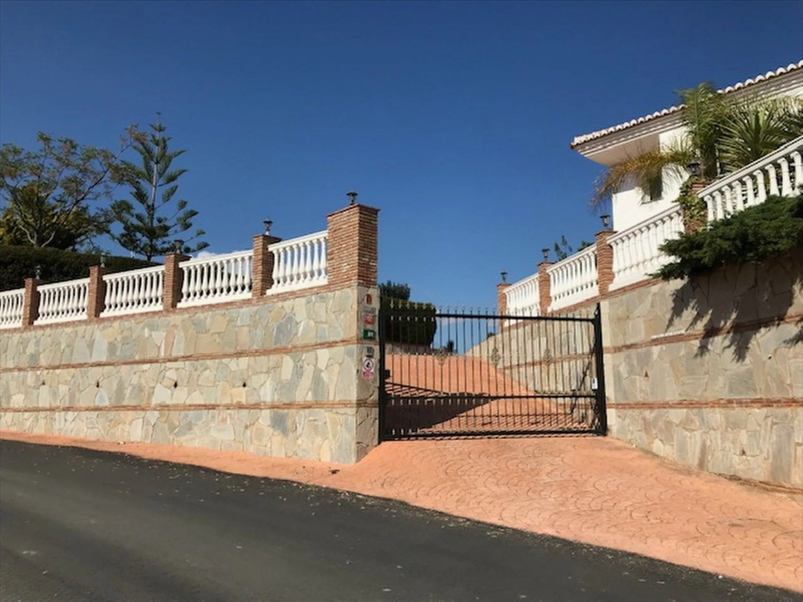 House - Detached Villa в продаже в Mijas, Málaga. В доме 4 спален и 3 ванных комнат. Площадь дома 378 м². Площадь участка 2559 м²