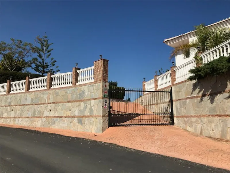 House - Detached Villa в продаже в Mijas, Málaga. В доме 4 спален и 3 ванных комнат. Площадь дома 378 м². Площадь участка 2559 м²