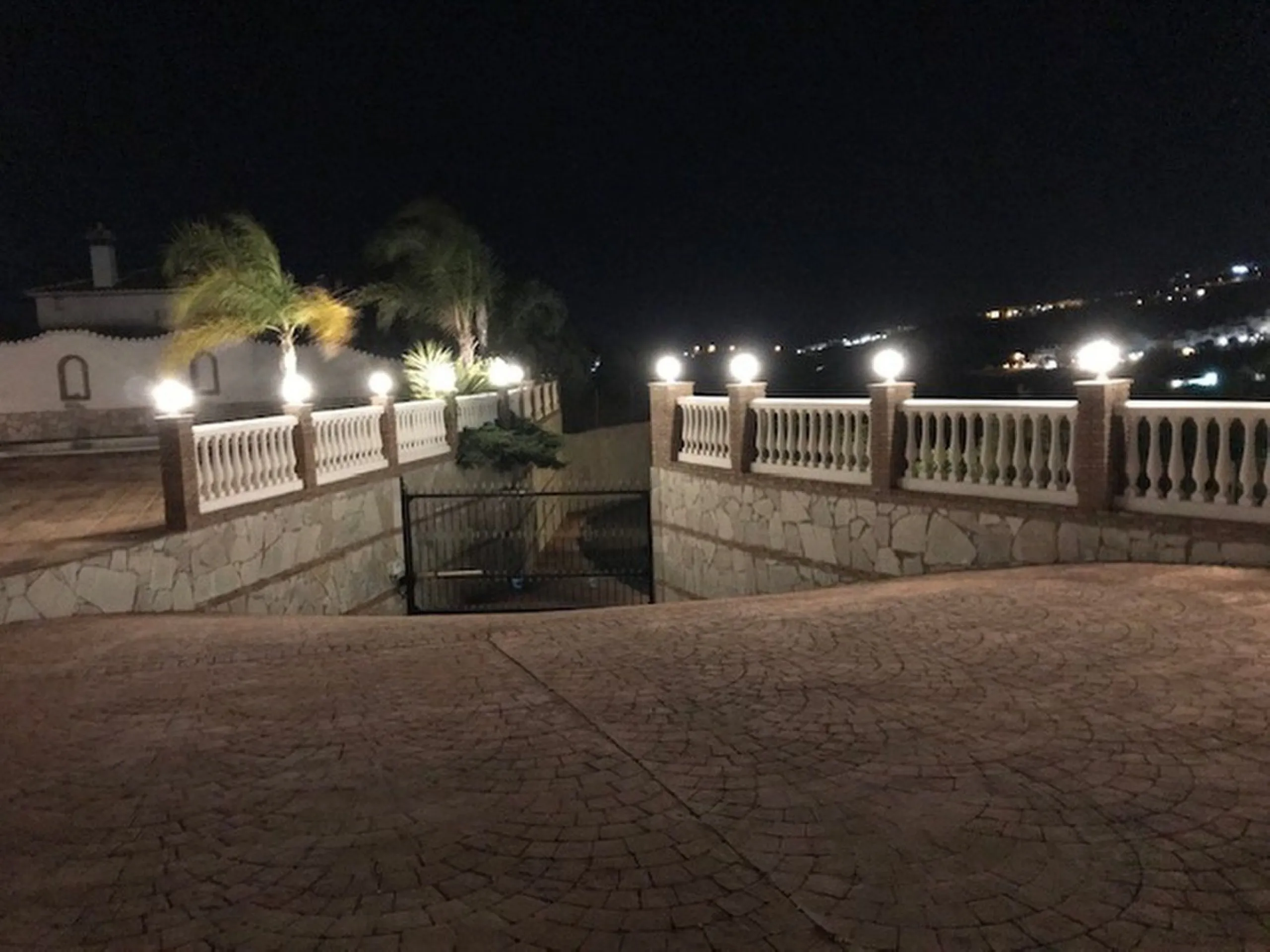 House - Detached Villa в продаже в Mijas, Málaga. В доме 4 спален и 3 ванных комнат. Площадь дома 378 м². Площадь участка 2559 м²