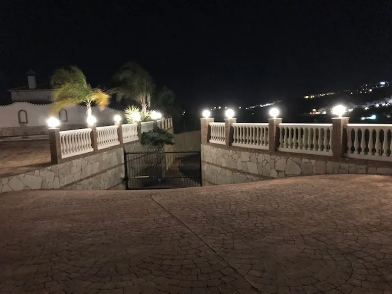 House - Detached Villa в продаже в Mijas, Málaga. В доме 4 спален и 3 ванных комнат. Площадь дома 378 м². Площадь участка 2559 м²