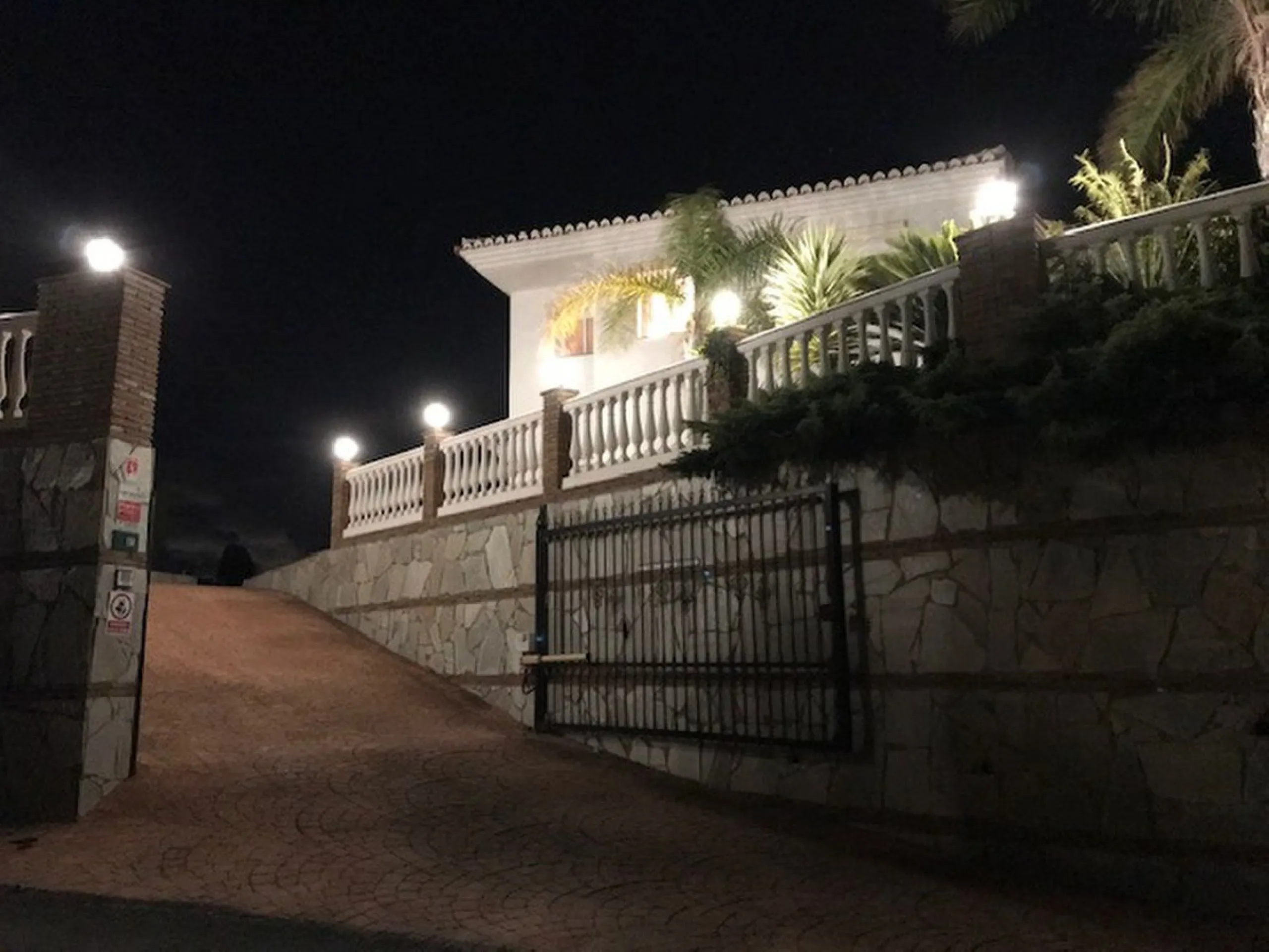 House - Detached Villa в продаже в Mijas, Málaga. В доме 4 спален и 3 ванных комнат. Площадь дома 378 м². Площадь участка 2559 м²