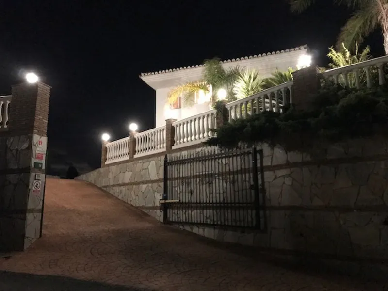 House - Detached Villa в продаже в Mijas, Málaga. В доме 4 спален и 3 ванных комнат. Площадь дома 378 м². Площадь участка 2559 м²