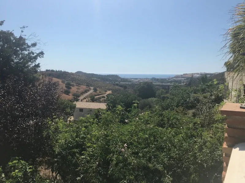 House - Detached Villa в продаже в Mijas, Málaga. В доме 4 спален и 3 ванных комнат. Площадь дома 378 м². Площадь участка 2559 м²