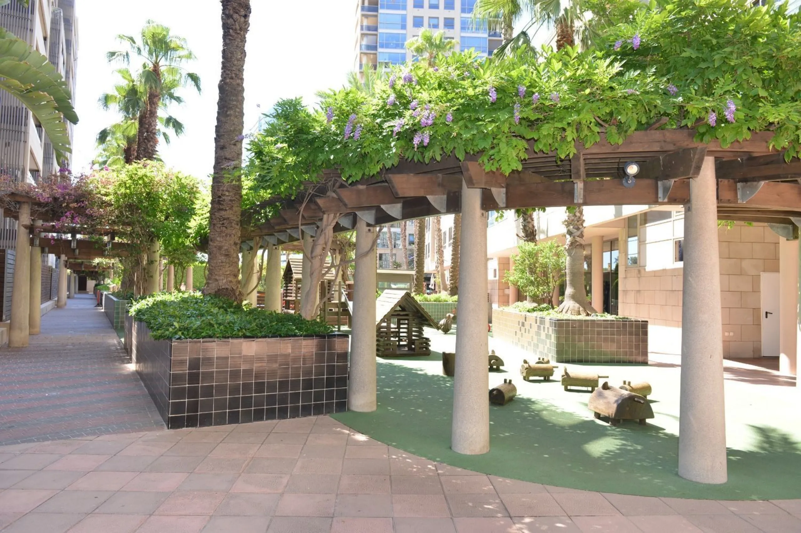 Spacious Apartment with Pool, Padel Courts and Garage in Diagonal Mar, Barcelona