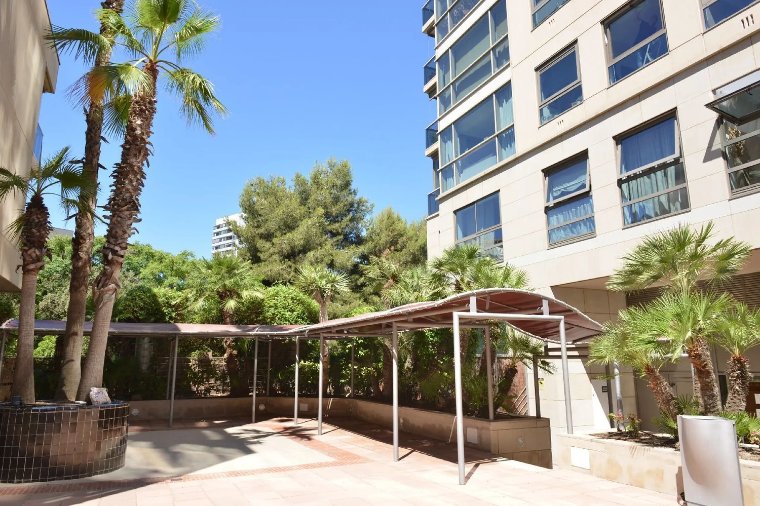 Spacious Apartment with Pool, Padel Courts and Garage in Diagonal Mar, Barcelona