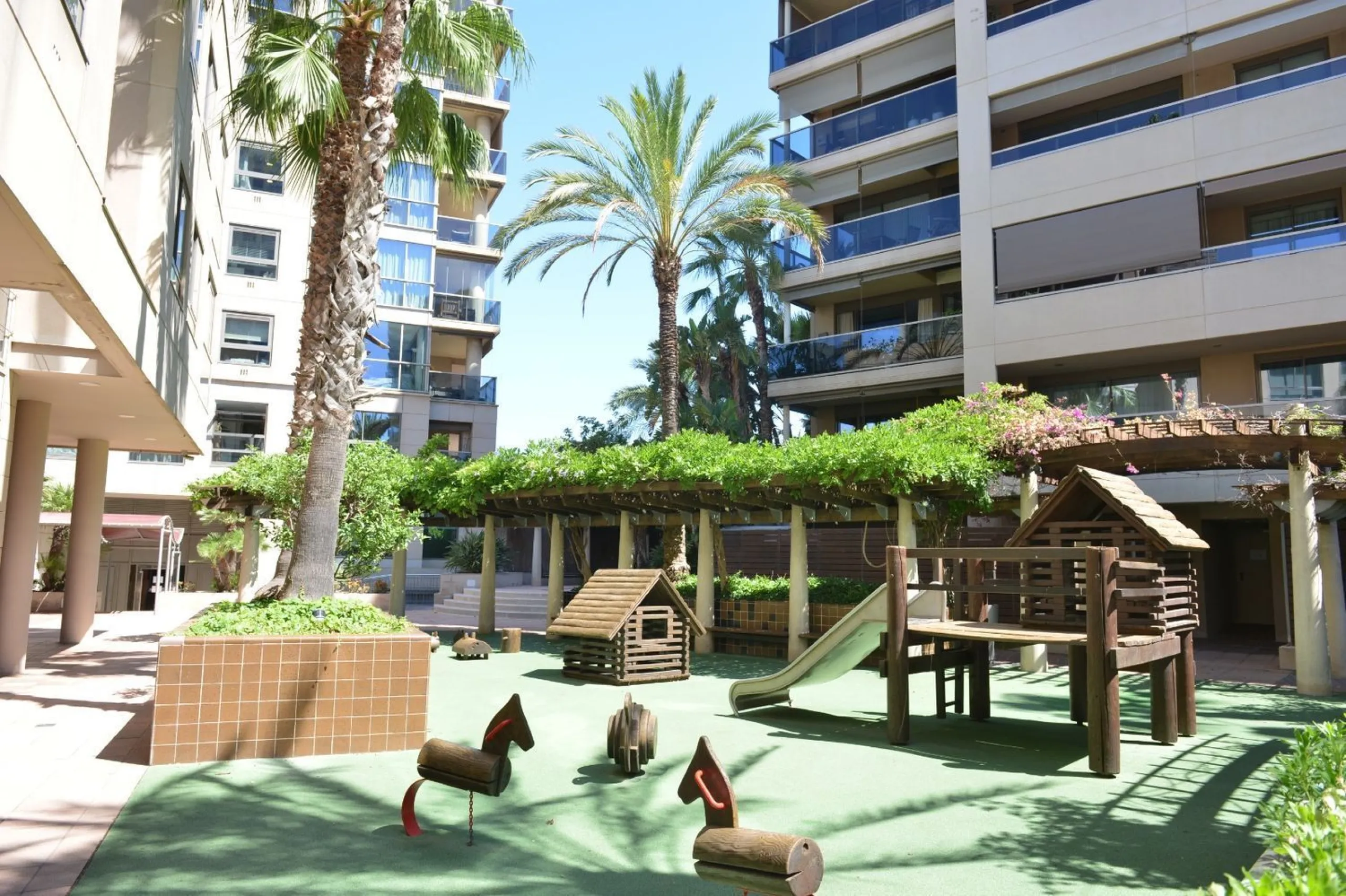 Spacious Apartment with Pool, Padel Courts and Garage in Diagonal Mar, Barcelona