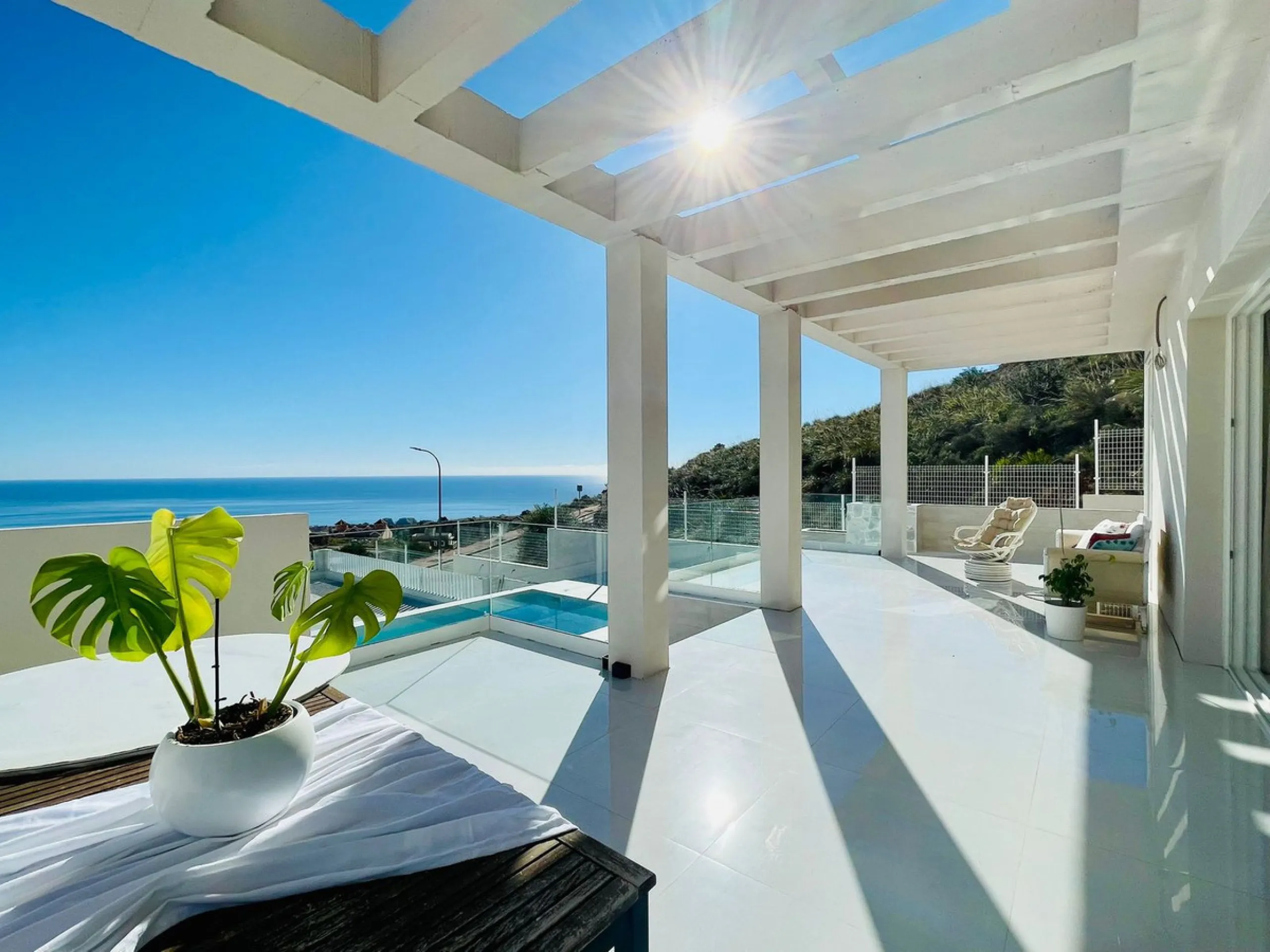 For sale spectacular detached villa in one of the most privileged areas of Benalmádena. This magnificent property offers unobstructed views that invite relaxation and enjoyment of the surroundings, combined with a private pool ideal for the Mediterranean 