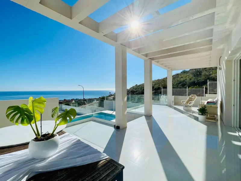 For sale spectacular detached villa in one of the most privileged areas of Benalmádena. This magnificent property offers unobstructed views that invite relaxation and enjoyment of the surroundings, combined with a private pool ideal for the Mediterranean 