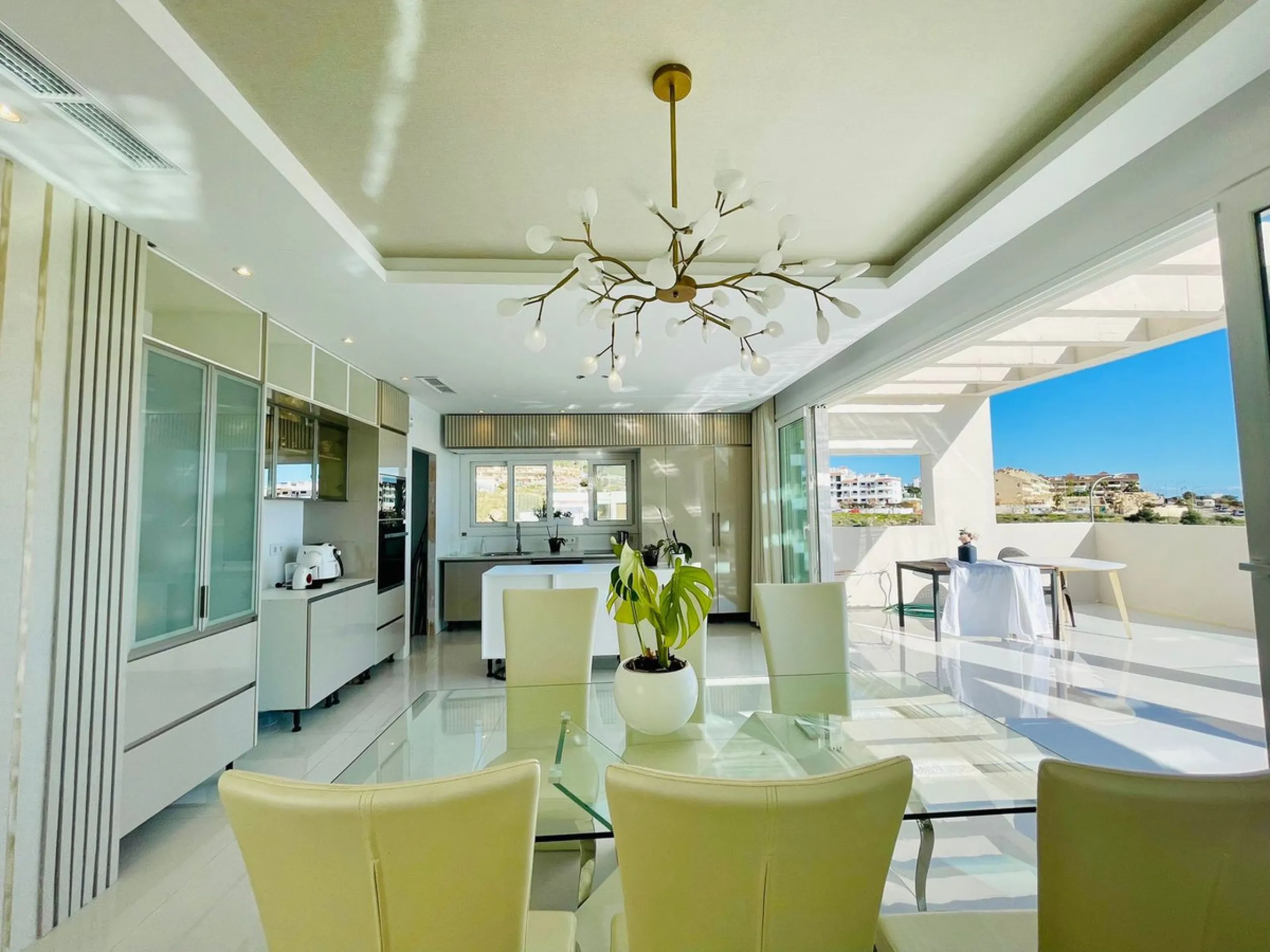 For sale spectacular detached villa in one of the most privileged areas of Benalmádena. This magnificent property offers unobstructed views that invite relaxation and enjoyment of the surroundings, combined with a private pool ideal for the Mediterranean 