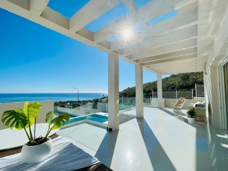 For sale spectacular detached villa in one of the most privileged areas of Benalmádena. This magnificent property offers unobstructed views that invite relaxation and enjoyment of the surroundings, combined with a private pool ideal for the Mediterranean 