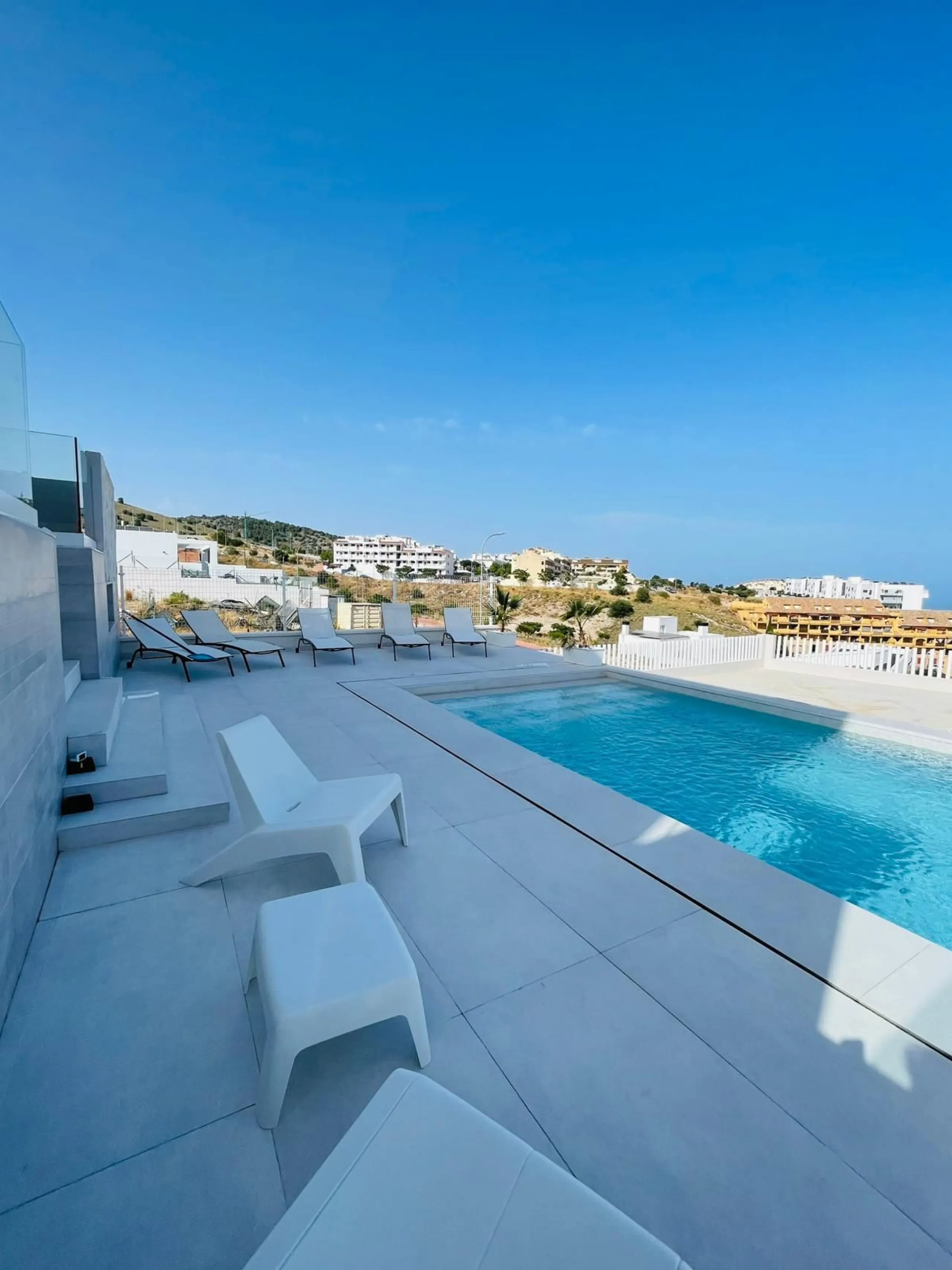 For sale spectacular detached villa in one of the most privileged areas of Benalmádena. This magnificent property offers unobstructed views that invite relaxation and enjoyment of the surroundings, combined with a private pool ideal for the Mediterranean 