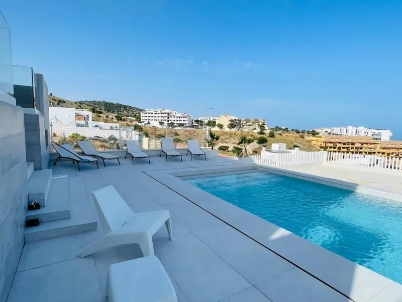 For sale spectacular detached villa in one of the most privileged areas of Benalmádena. This magnificent property offers unobstructed views that invite relaxation and enjoyment of the surroundings, combined with a private pool ideal for the Mediterranean 