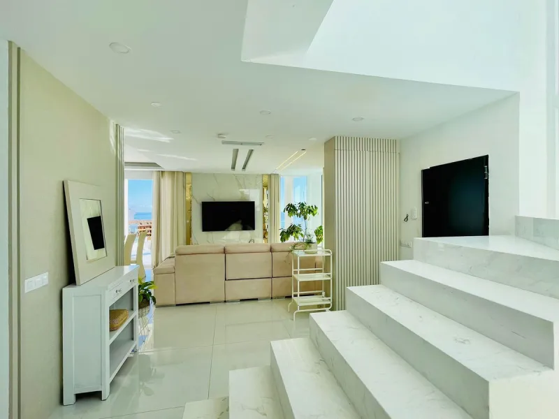 For sale spectacular detached villa in one of the most privileged areas of Benalmádena. This magnificent property offers unobstructed views that invite relaxation and enjoyment of the surroundings, combined with a private pool ideal for the Mediterranean 