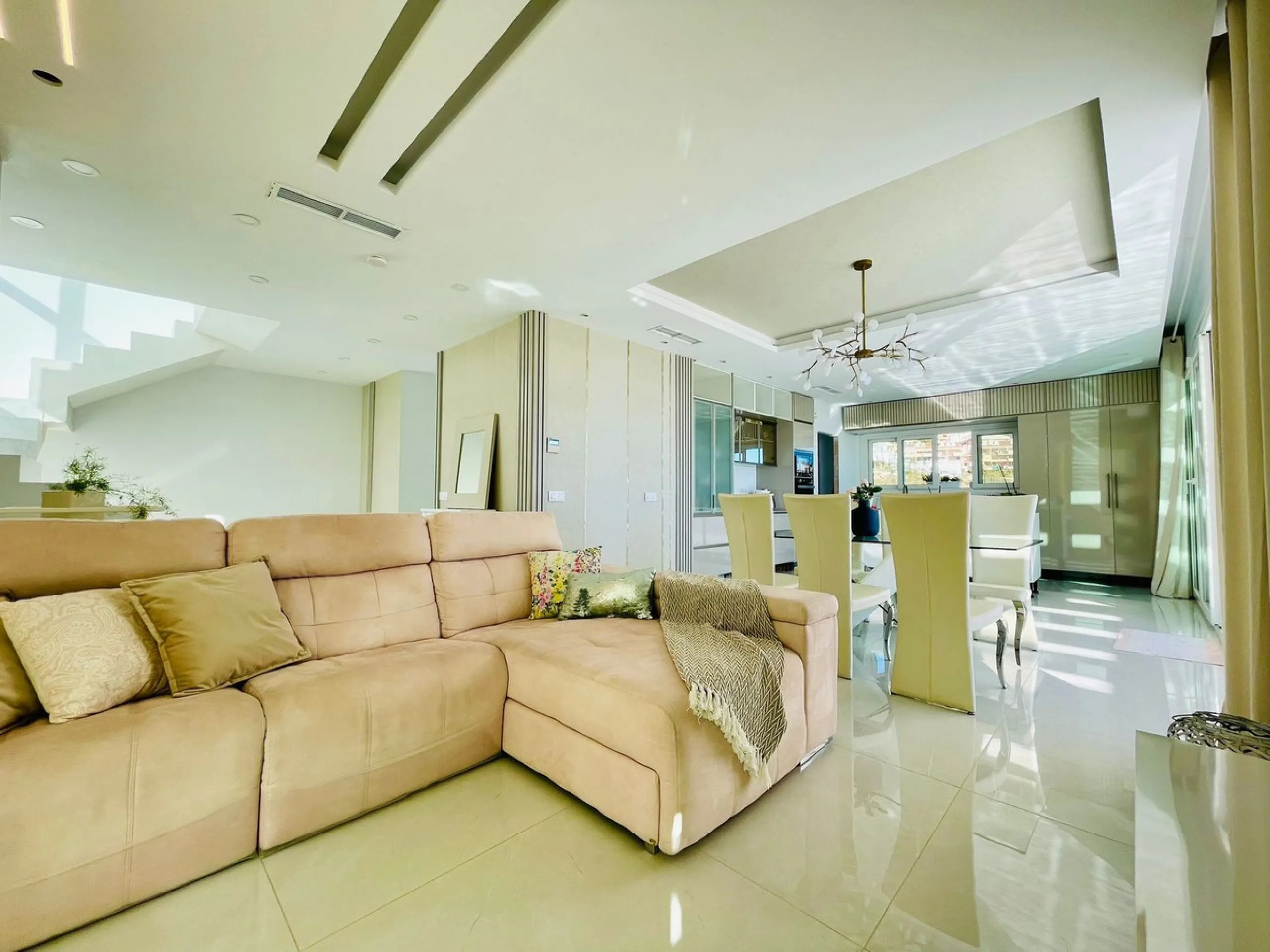 For sale spectacular detached villa in one of the most privileged areas of Benalmádena. This magnificent property offers unobstructed views that invite relaxation and enjoyment of the surroundings, combined with a private pool ideal for the Mediterranean 