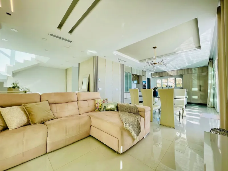 For sale spectacular detached villa in one of the most privileged areas of Benalmádena. This magnificent property offers unobstructed views that invite relaxation and enjoyment of the surroundings, combined with a private pool ideal for the Mediterranean 