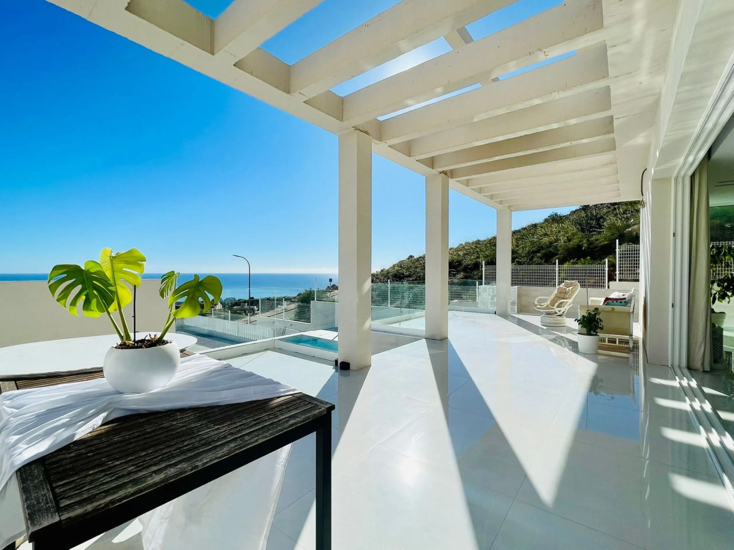 For sale spectacular detached villa in one of the most privileged areas of Benalmádena. This magnificent property offers unobstructed views that invite relaxation and enjoyment of the surroundings, combined with a private pool ideal for the Mediterranean 