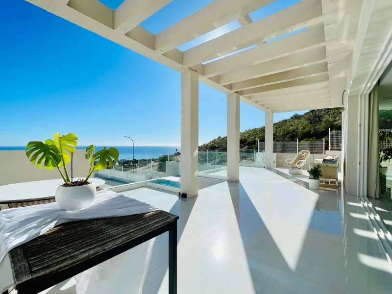 For sale spectacular detached villa in one of the most privileged areas of Benalmádena. This magnificent property offers unobstructed views that invite relaxation and enjoyment of the surroundings, combined with a private pool ideal for the Mediterranean 