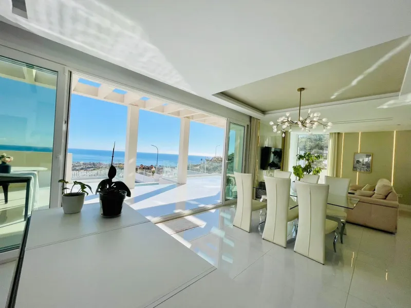 For sale spectacular detached villa in one of the most privileged areas of Benalmádena. This magnificent property offers unobstructed views that invite relaxation and enjoyment of the surroundings, combined with a private pool ideal for the Mediterranean 