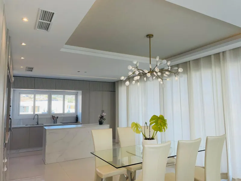 For sale spectacular detached villa in one of the most privileged areas of Benalmádena. This magnificent property offers unobstructed views that invite relaxation and enjoyment of the surroundings, combined with a private pool ideal for the Mediterranean 