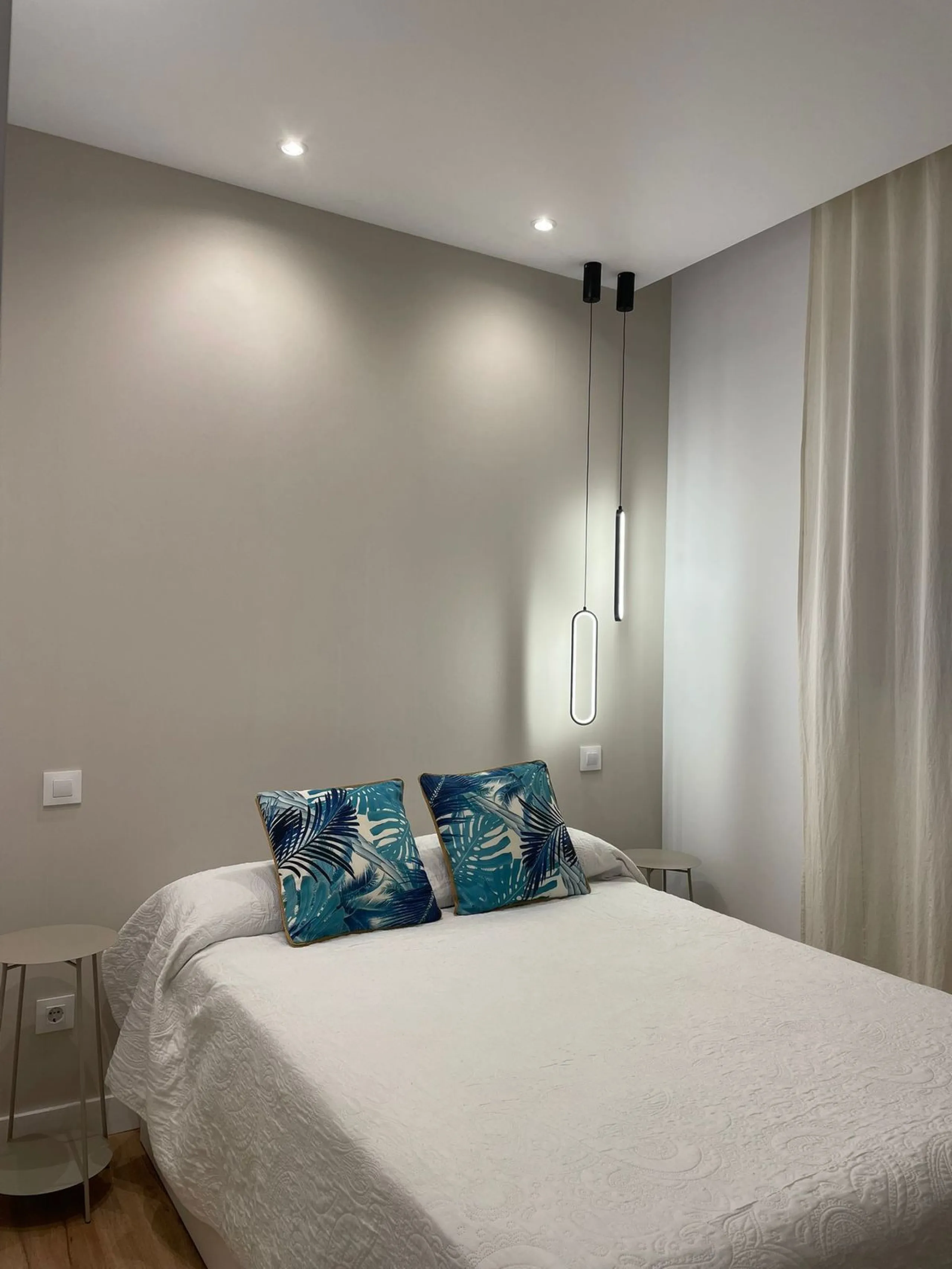 For sale spectacular detached villa in one of the most privileged areas of Benalmádena. This magnificent property offers unobstructed views that invite relaxation and enjoyment of the surroundings, combined with a private pool ideal for the Mediterranean 