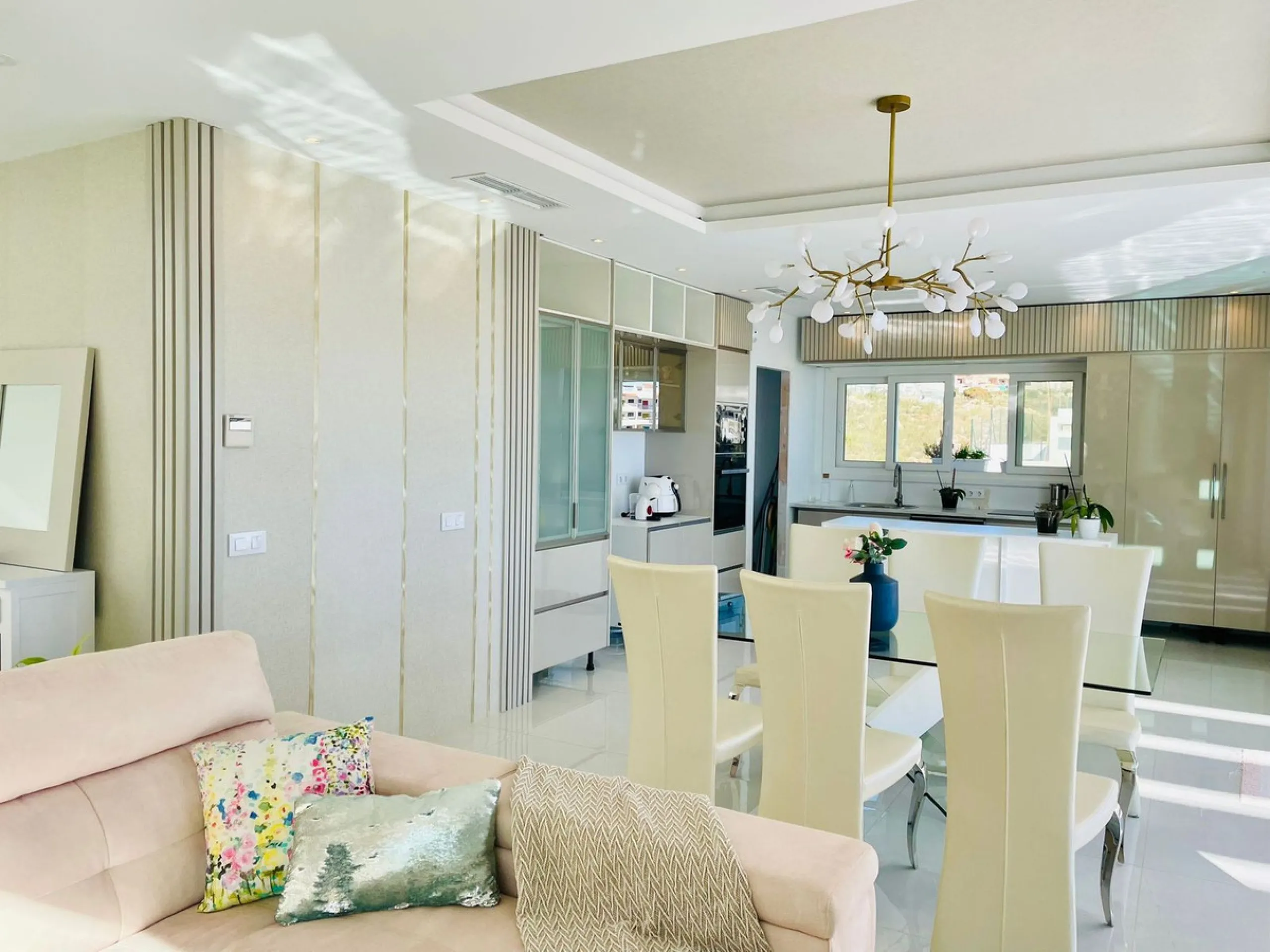 For sale spectacular detached villa in one of the most privileged areas of Benalmádena. This magnificent property offers unobstructed views that invite relaxation and enjoyment of the surroundings, combined with a private pool ideal for the Mediterranean 