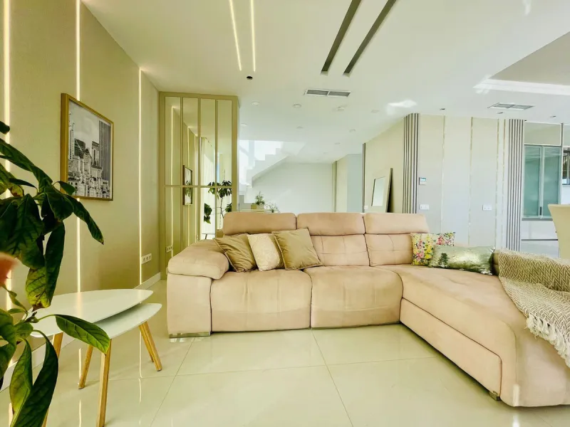 For sale spectacular detached villa in one of the most privileged areas of Benalmádena. This magnificent property offers unobstructed views that invite relaxation and enjoyment of the surroundings, combined with a private pool ideal for the Mediterranean 