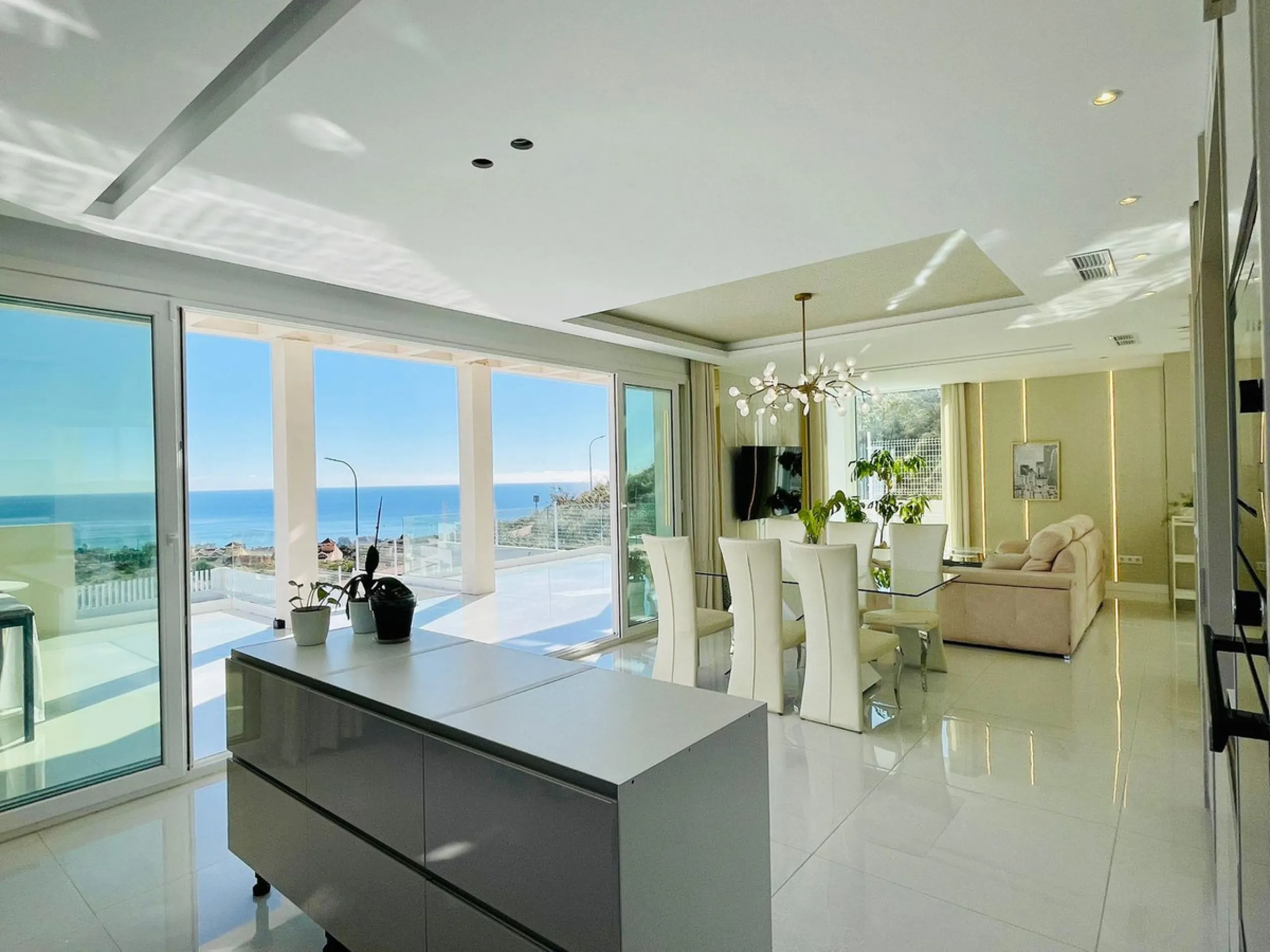 For sale spectacular detached villa in one of the most privileged areas of Benalmádena. This magnificent property offers unobstructed views that invite relaxation and enjoyment of the surroundings, combined with a private pool ideal for the Mediterranean 