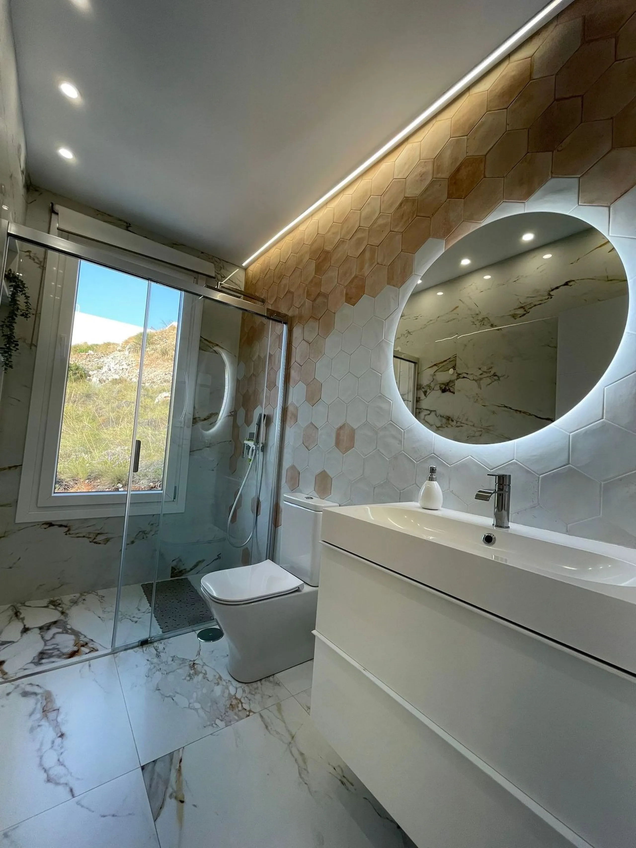 For sale spectacular detached villa in one of the most privileged areas of Benalmádena. This magnificent property offers unobstructed views that invite relaxation and enjoyment of the surroundings, combined with a private pool ideal for the Mediterranean 
