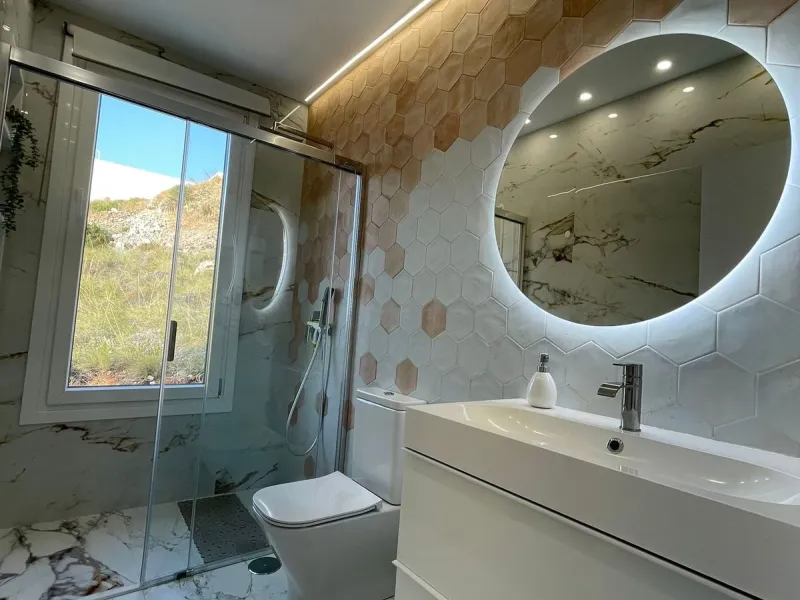 For sale spectacular detached villa in one of the most privileged areas of Benalmádena. This magnificent property offers unobstructed views that invite relaxation and enjoyment of the surroundings, combined with a private pool ideal for the Mediterranean 