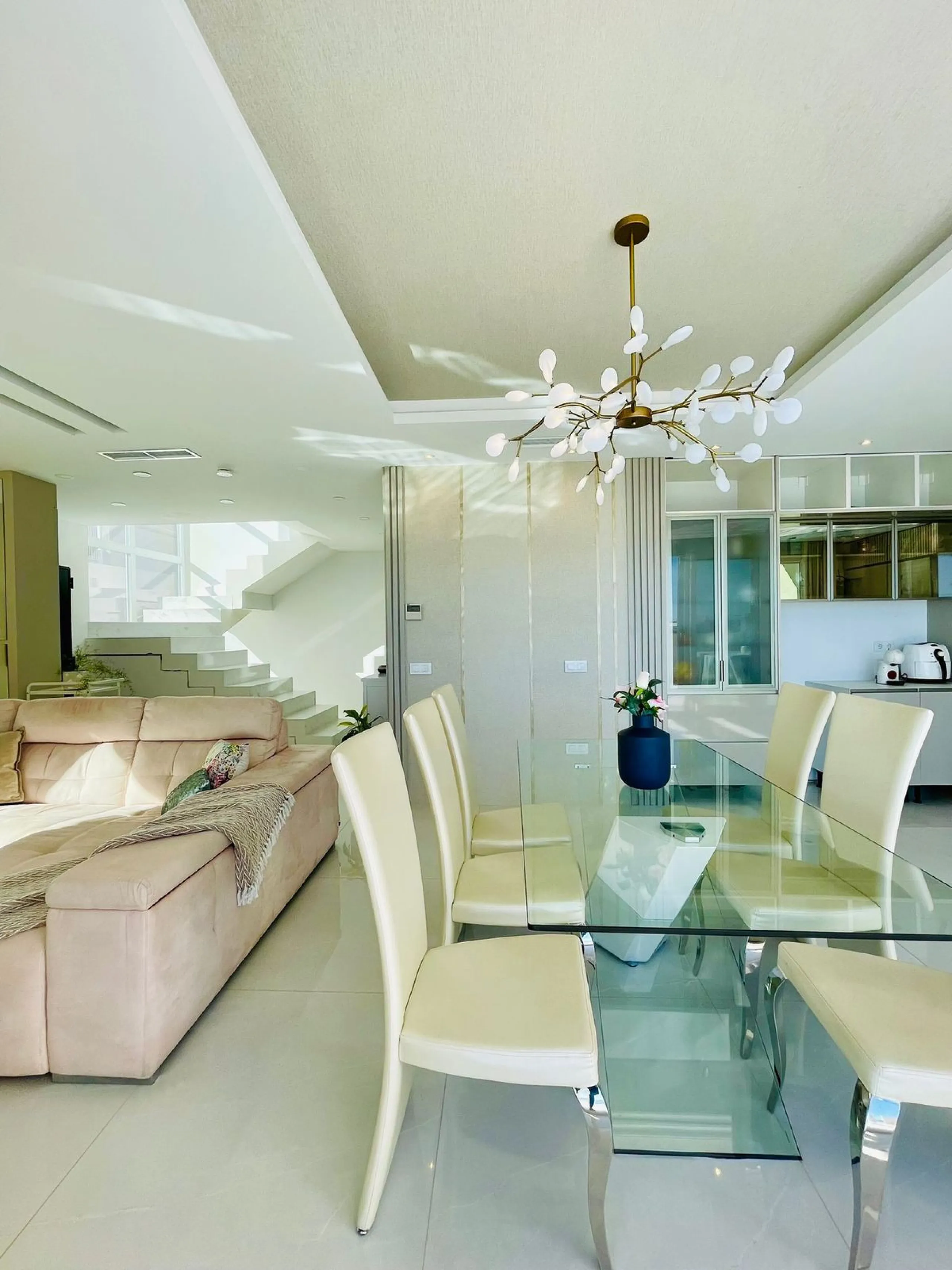 For sale spectacular detached villa in one of the most privileged areas of Benalmádena. This magnificent property offers unobstructed views that invite relaxation and enjoyment of the surroundings, combined with a private pool ideal for the Mediterranean 
