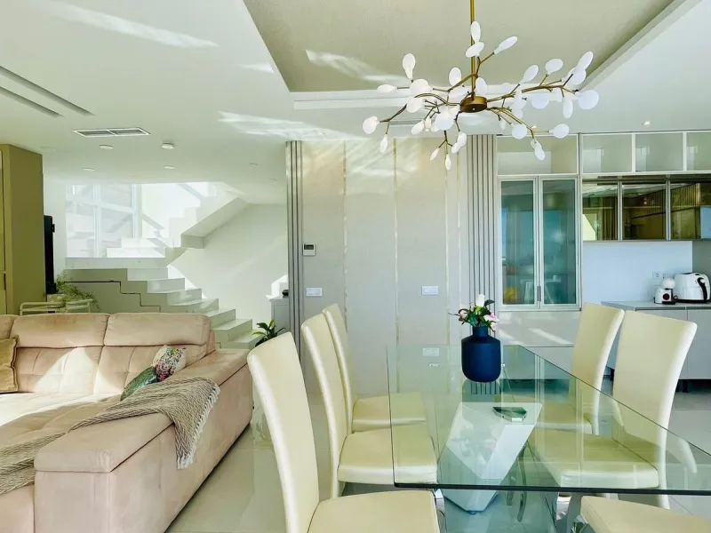 For sale spectacular detached villa in one of the most privileged areas of Benalmádena. This magnificent property offers unobstructed views that invite relaxation and enjoyment of the surroundings, combined with a private pool ideal for the Mediterranean 