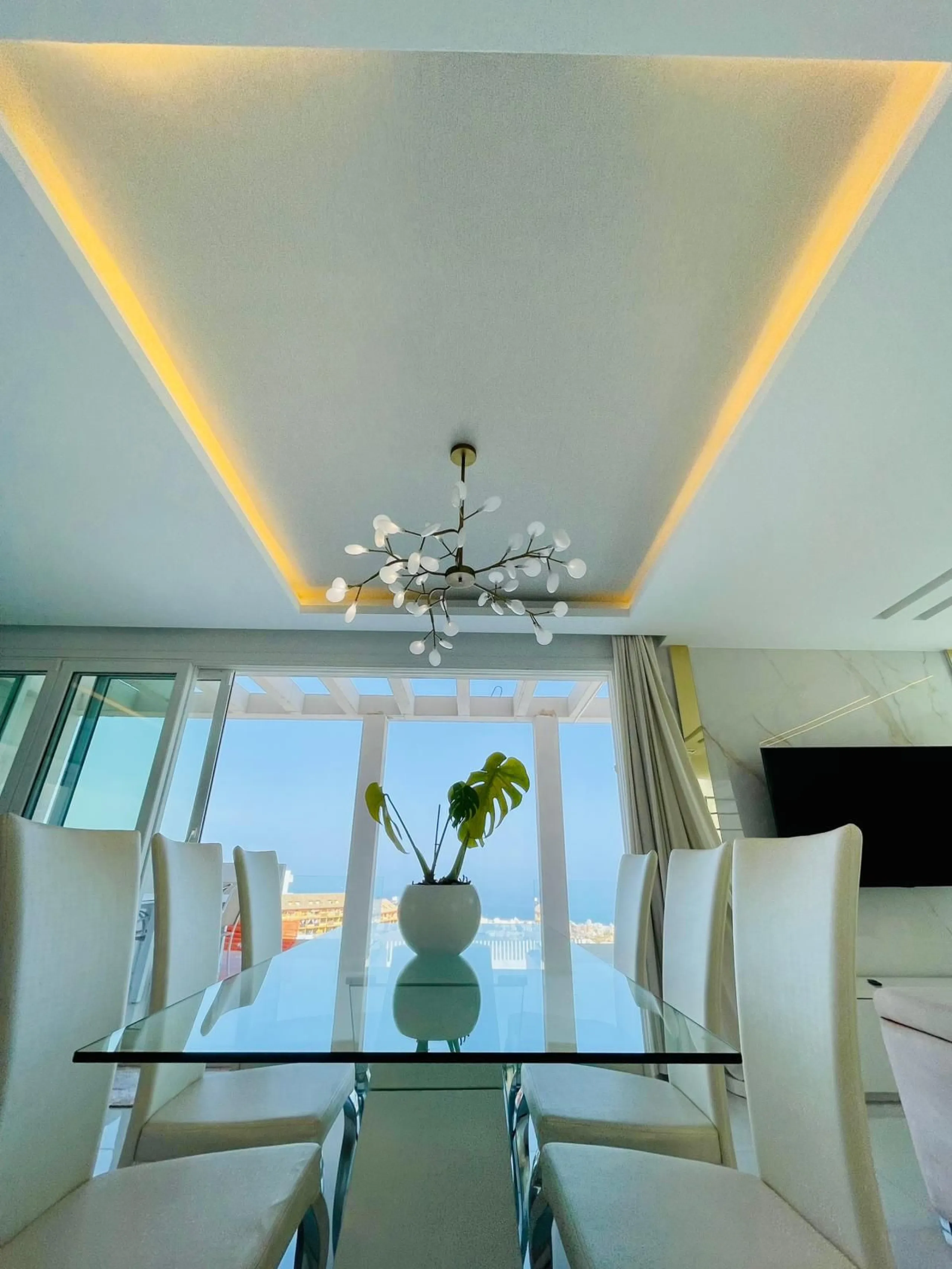 For sale spectacular detached villa in one of the most privileged areas of Benalmádena. This magnificent property offers unobstructed views that invite relaxation and enjoyment of the surroundings, combined with a private pool ideal for the Mediterranean 