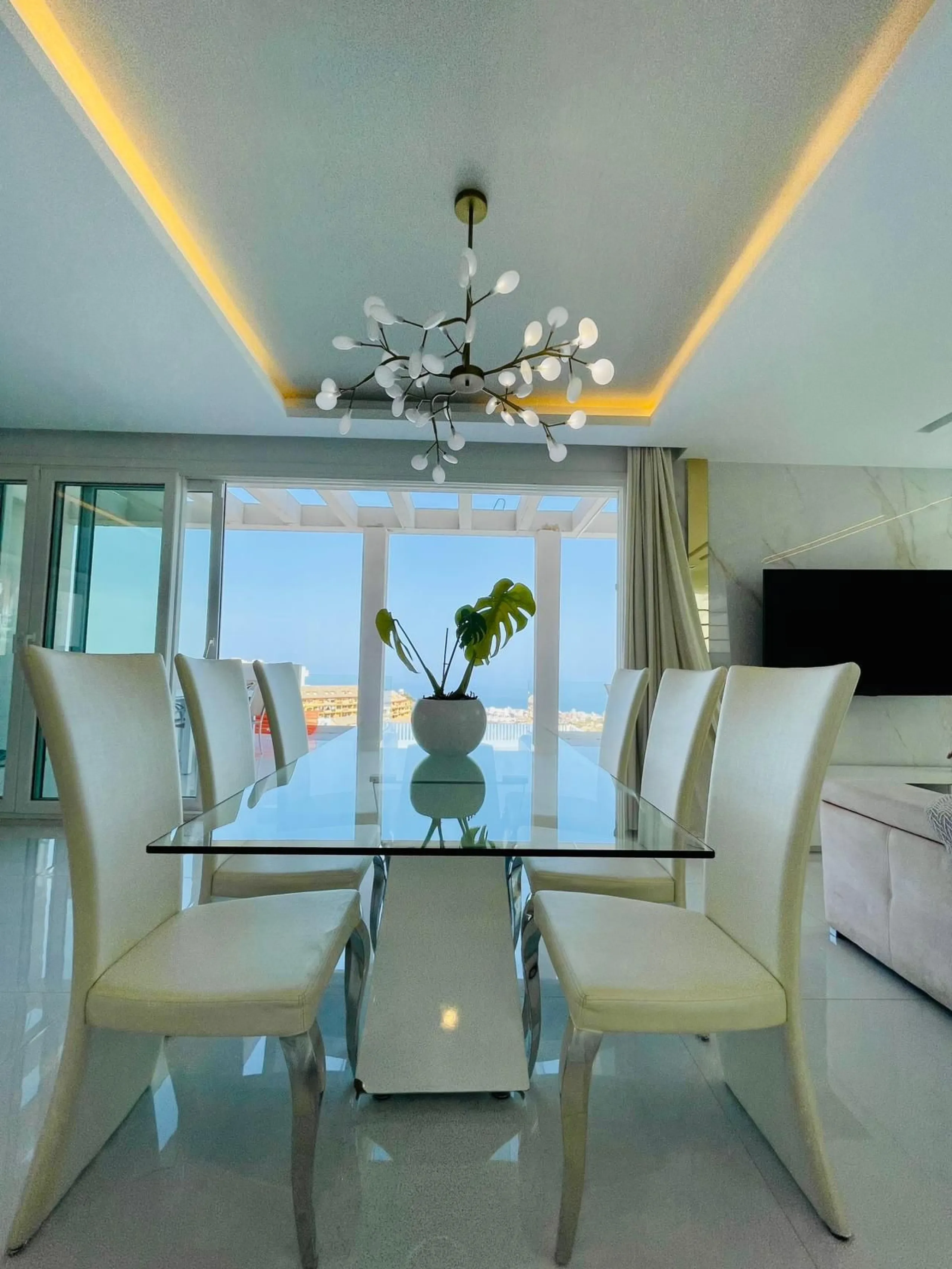 For sale spectacular detached villa in one of the most privileged areas of Benalmádena. This magnificent property offers unobstructed views that invite relaxation and enjoyment of the surroundings, combined with a private pool ideal for the Mediterranean 