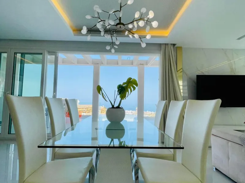 For sale spectacular detached villa in one of the most privileged areas of Benalmádena. This magnificent property offers unobstructed views that invite relaxation and enjoyment of the surroundings, combined with a private pool ideal for the Mediterranean 