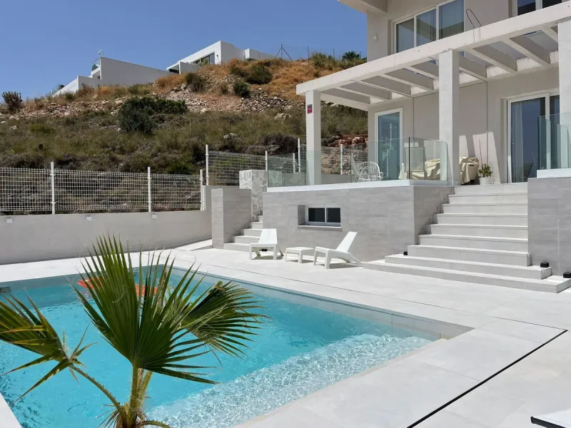 For sale spectacular detached villa in one of the most privileged areas of Benalmádena. This magnificent property offers unobstructed views that invite relaxation and enjoyment of the surroundings, combined with a private pool ideal for the Mediterranean 