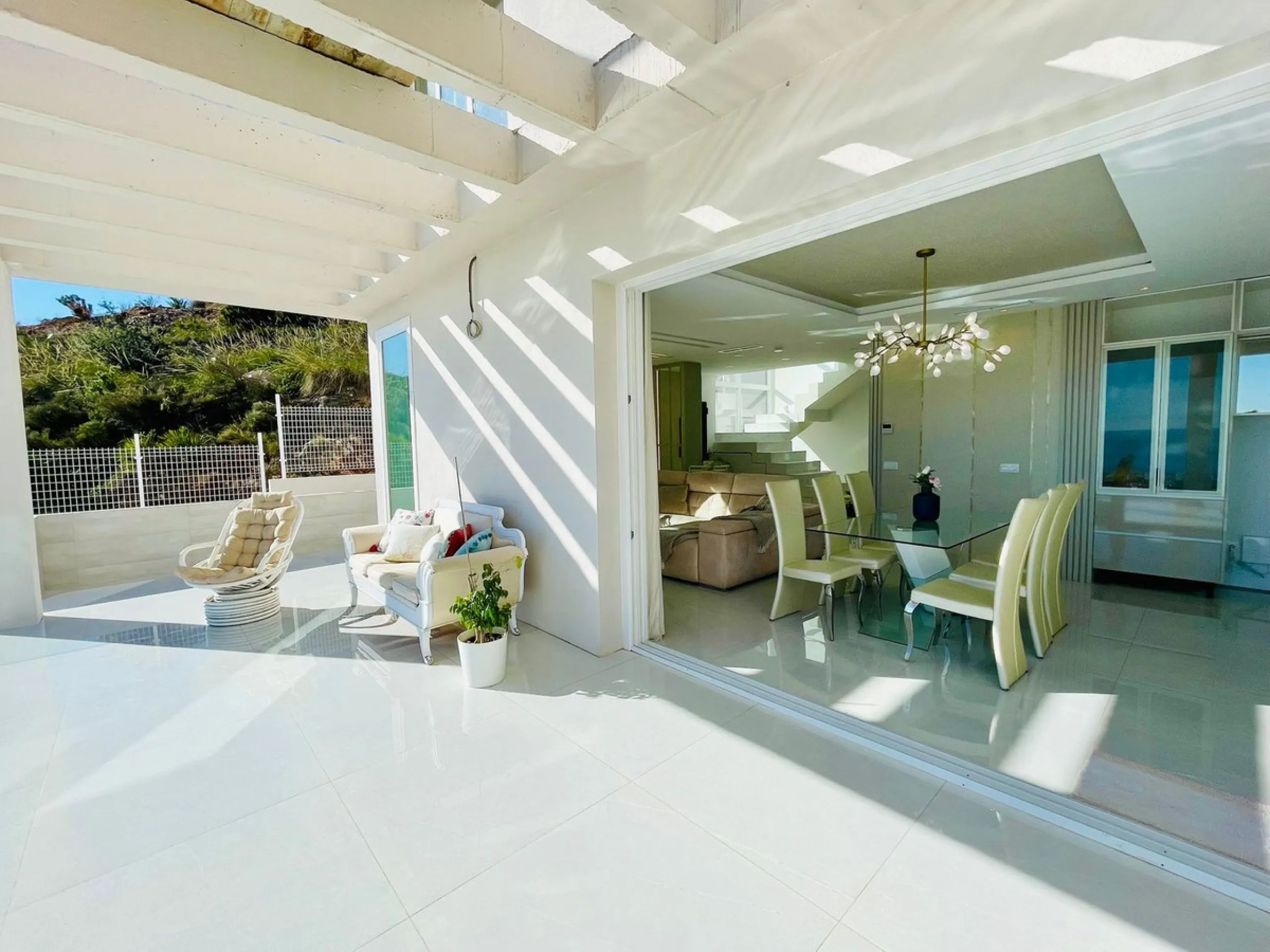 For sale spectacular detached villa in one of the most privileged areas of Benalmádena. This magnificent property offers unobstructed views that invite relaxation and enjoyment of the surroundings, combined with a private pool ideal for the Mediterranean 