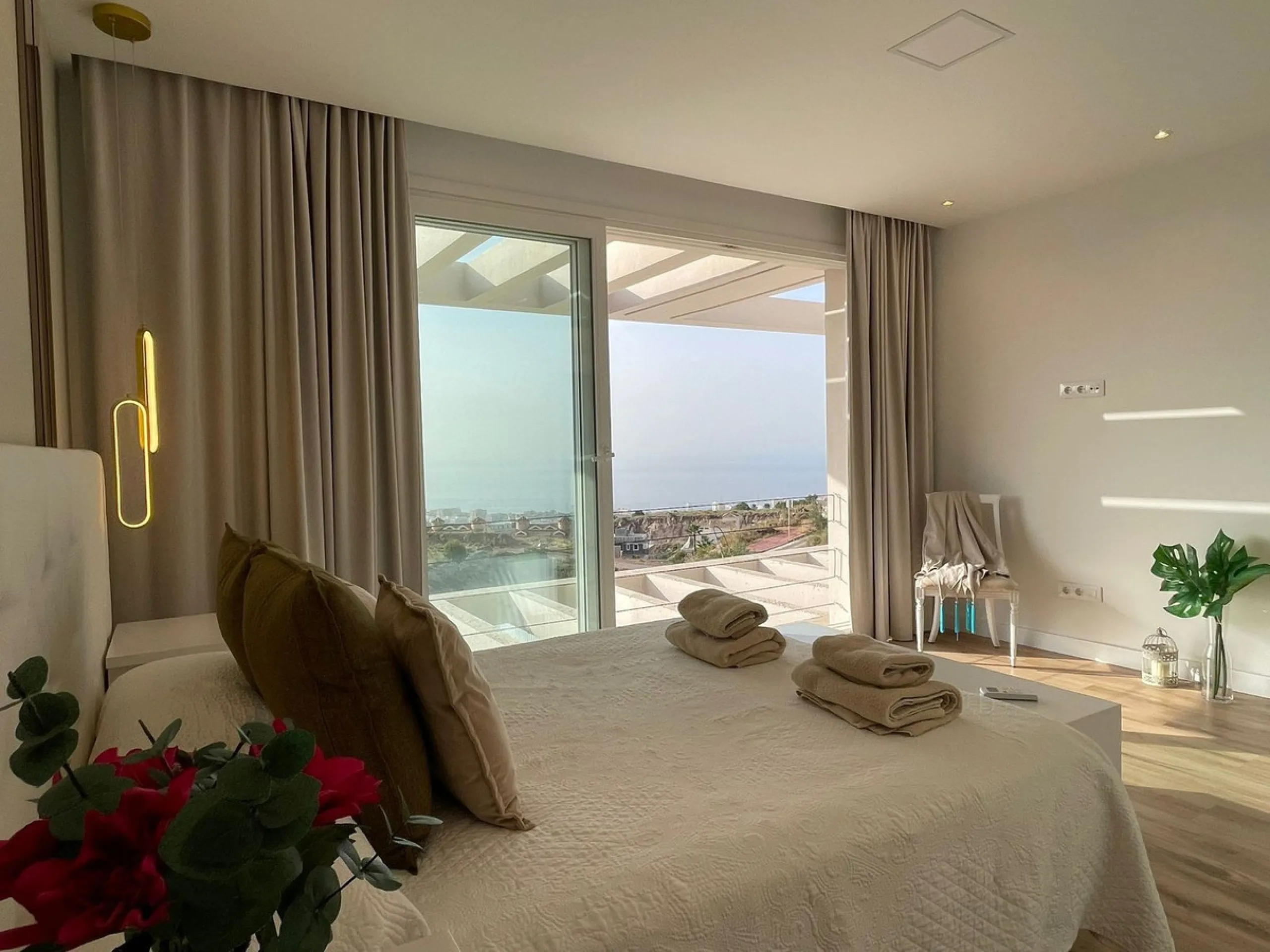 For sale spectacular detached villa in one of the most privileged areas of Benalmádena. This magnificent property offers unobstructed views that invite relaxation and enjoyment of the surroundings, combined with a private pool ideal for the Mediterranean 