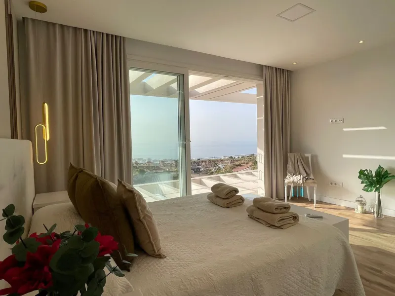For sale spectacular detached villa in one of the most privileged areas of Benalmádena. This magnificent property offers unobstructed views that invite relaxation and enjoyment of the surroundings, combined with a private pool ideal for the Mediterranean 