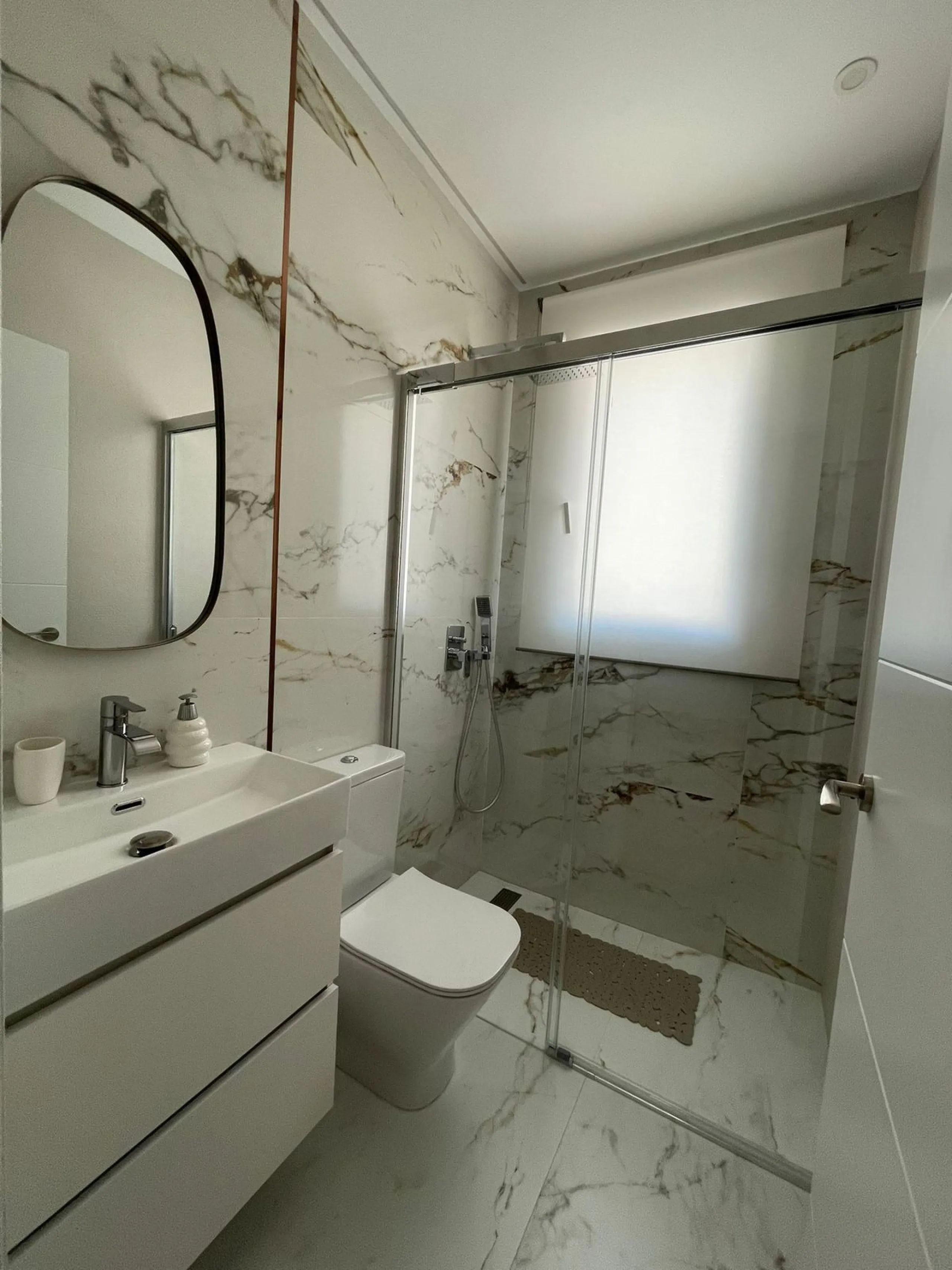 For sale spectacular detached villa in one of the most privileged areas of Benalmádena. This magnificent property offers unobstructed views that invite relaxation and enjoyment of the surroundings, combined with a private pool ideal for the Mediterranean 